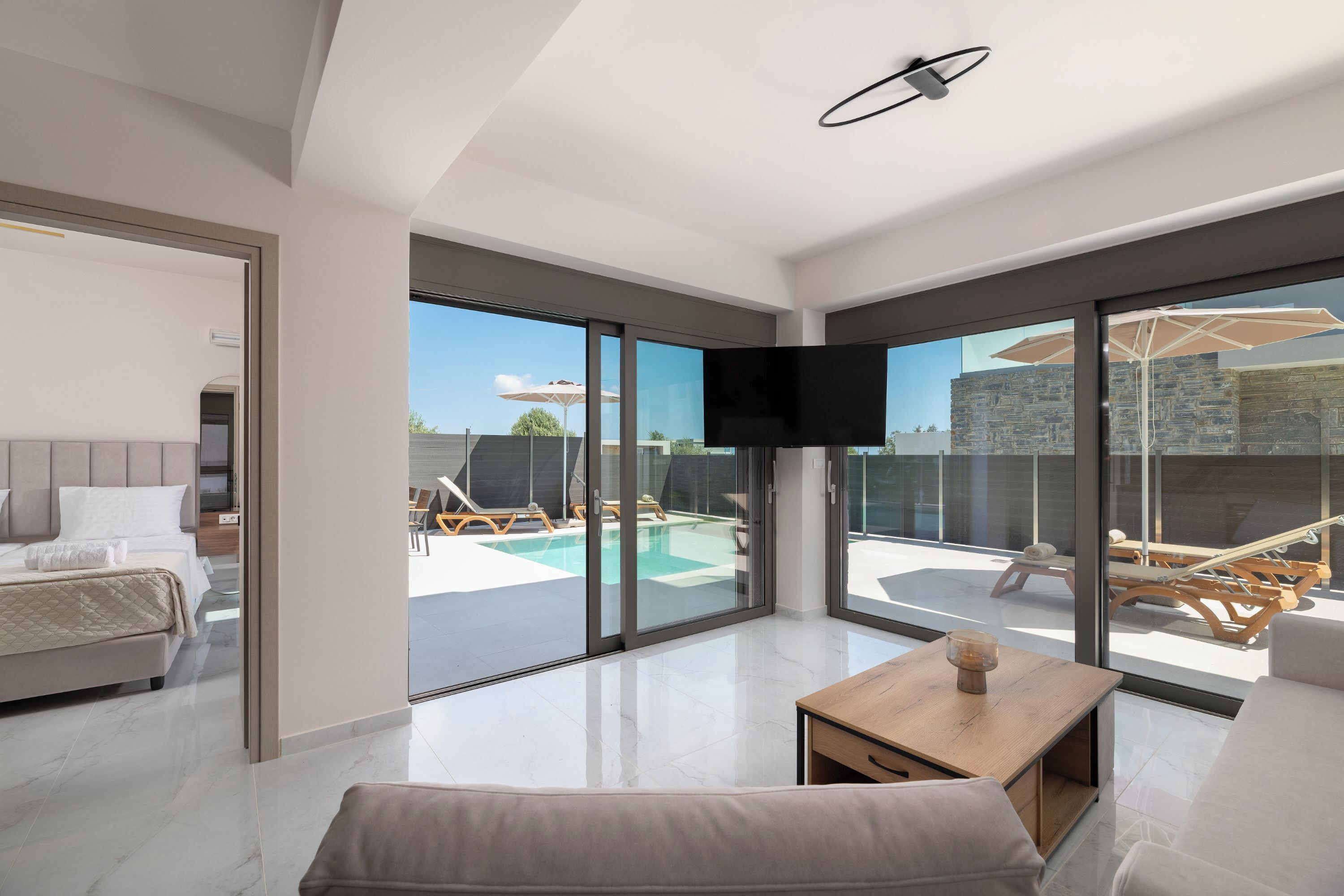 2 makuuhuonetta, tallelokero huoneessa, silitysrauta/-lauta