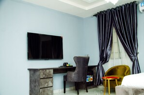 In-room safe, desk, laptop workspace, iron/ironing board - Kdovehotels&suites (Lagos)