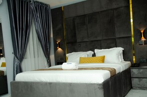 Zimmersafe, Schreibtisch, laptopgeeigneter Arbeitsplatz