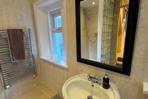 Suihku, hiustenkuivaaja, pyyhkeet, saippua