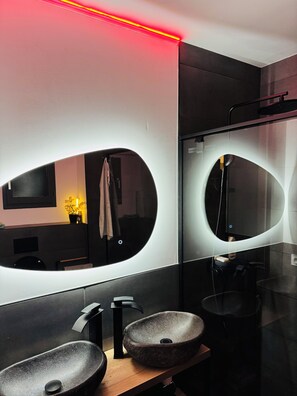 Een haardroger, handdoeken, zeep, toiletpapier