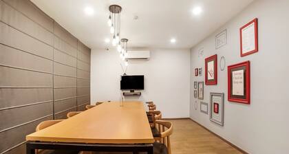 Super Townhouse 158 Near Netaji Subhash Marg