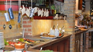 Montaje de bufé con diversos alimentos y utensilios.