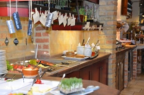 Petit déjeuner buffet servi tous les jours en supplément