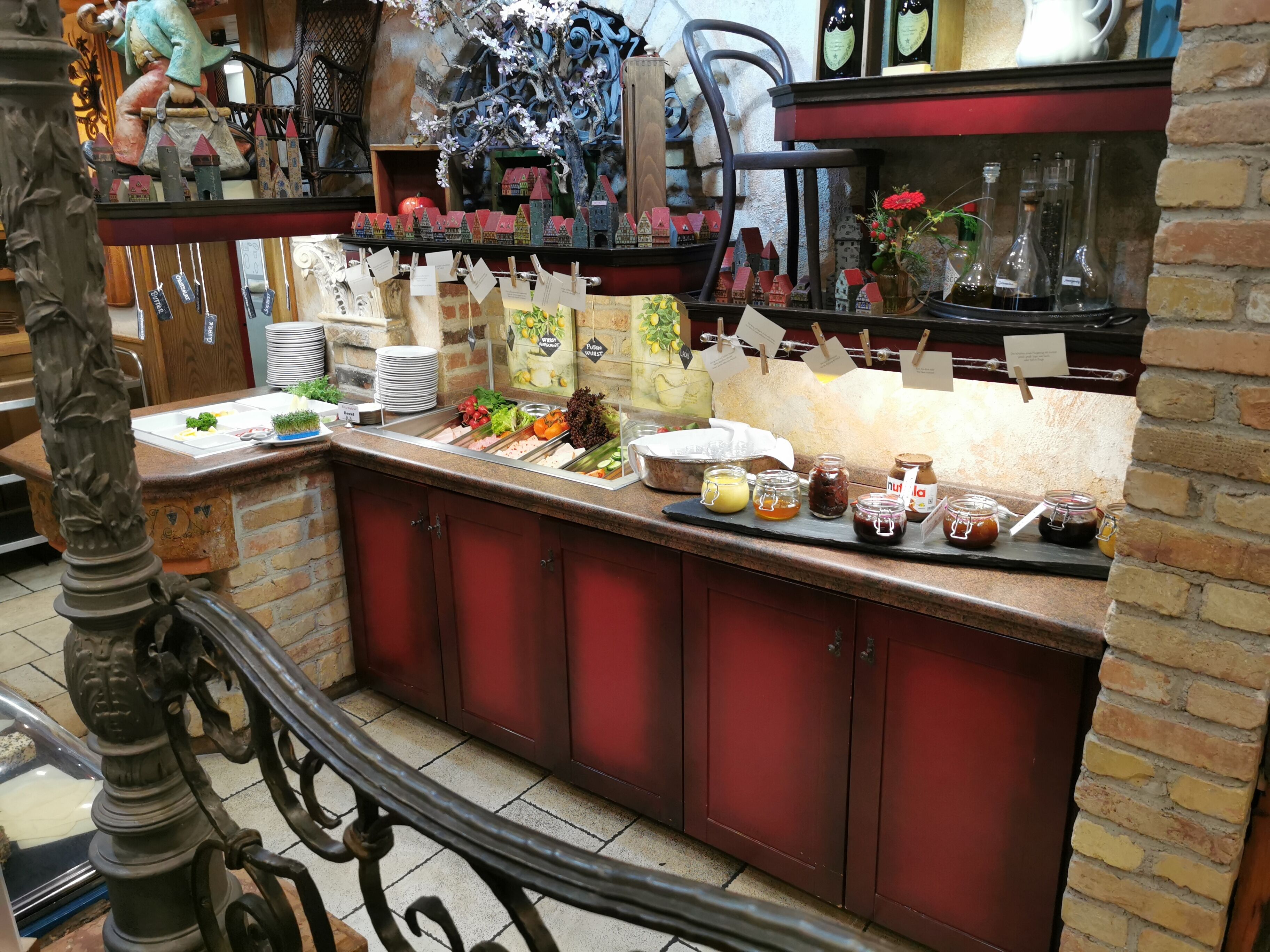Ein reichhaltiges Buffet mit verschiedenen Speisen und Beilagen.