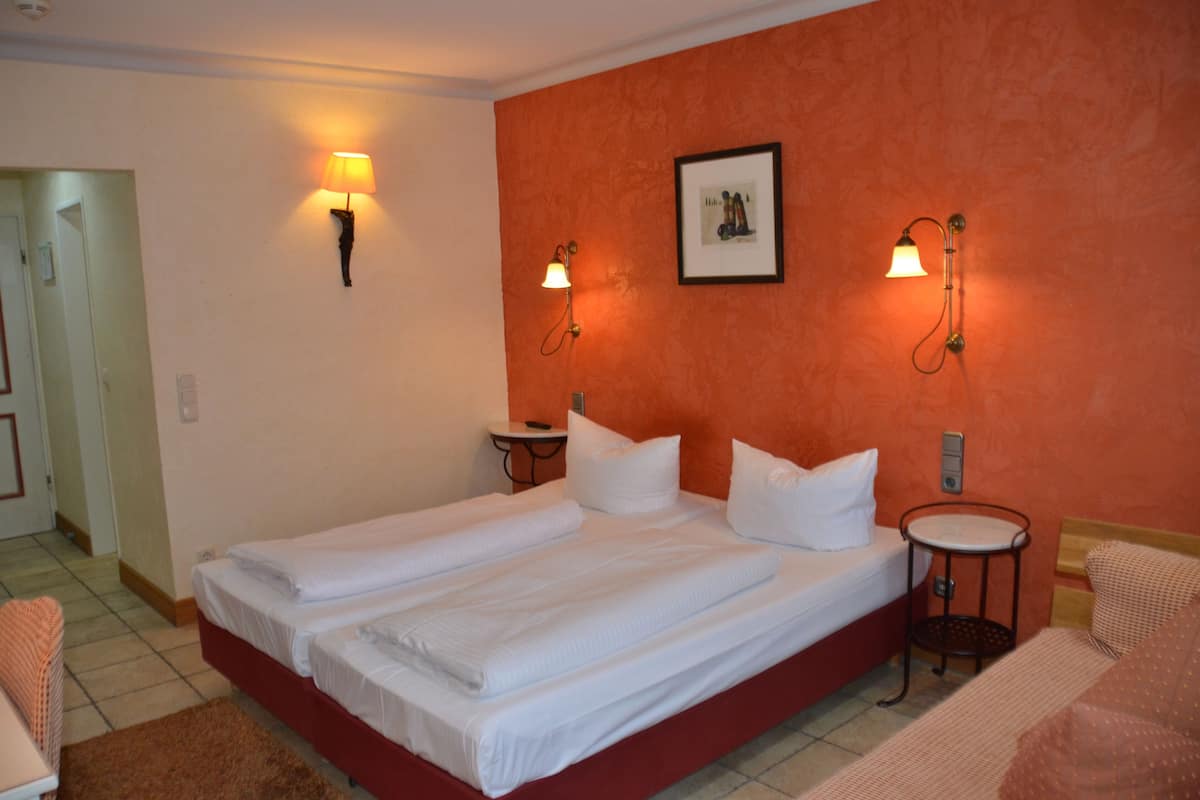 Basic Double or Twin Room, 1 Bedroom, Non Smoking, Bathtub | Desk, free WiFi, bed sheets