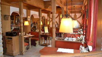 2 restaurants, breakfast, dinner, brunch served; local cuisine
