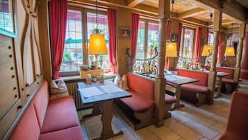 2 restaurants; breakfast, dinner, and brunch served