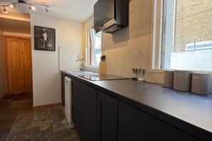 Fridge, oven, stovetop, dishwasher