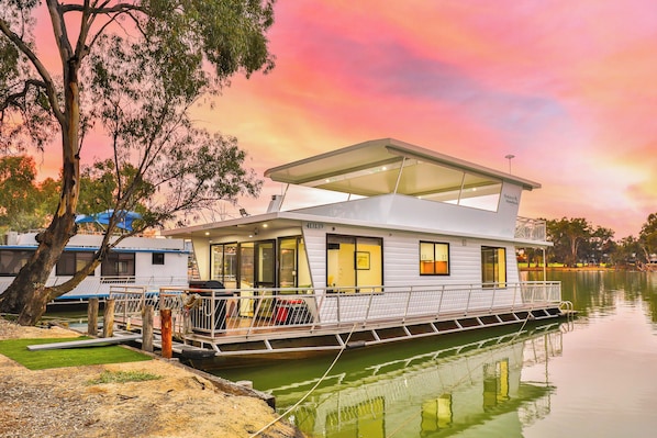 Exterior - Restaway Houseboat Mildura -Modern Moored Accommodation on the Murray River (Mildura)