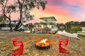 Terrace/patio - Restaway Houseboat Mildura -Modern Moored Accommodation on the Murray River (Mildura)