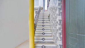 Una escalera con escalones decorados que lleva a una puerta.