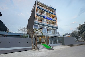 Front of property – evening/night - Fabhotel La Corporate Suite (Noida)