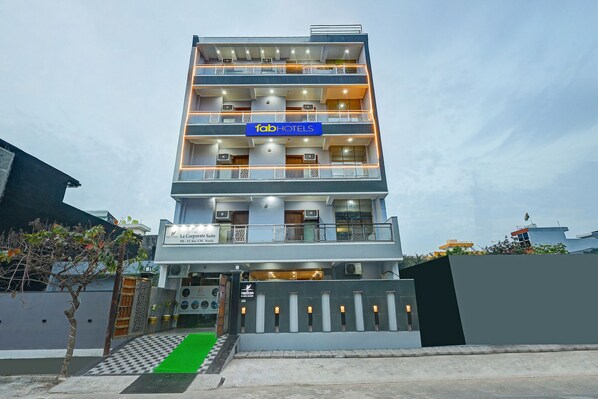 Voorkant accommodatie - avond/nacht