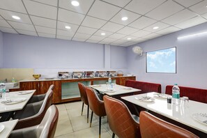 Dining - Fabhotel La Corporate Suite (Noida)