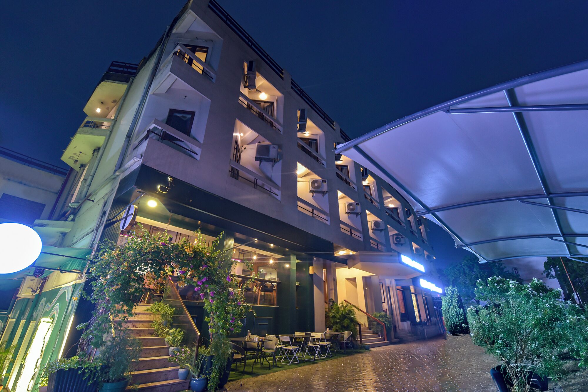 Majoituspaikan julkisivu illalla/yöllä