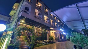 A multi-story building with outdoor seating and stairs leading to the entrance. - Fabhotel Shikha (Jaipur)