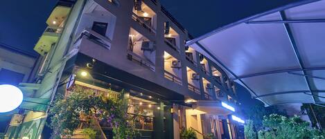 Façana frontal de l'allotjament (vespre/nit)