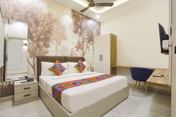 Quarto com cama, escrivaninha, cadeira, guarda-roupa e ventoinha no teto.