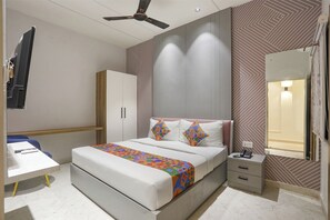 Kamar Deluks | Seprai katun Mesir, seprai premium, brankas, dan Wi-Fi gratis