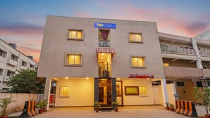 A building with a sign reading "fabHOTELS" and "HOTEL RAHMAN TESTIBNEY". - Fabhotel Rajdhani Residency (Ranchi)
