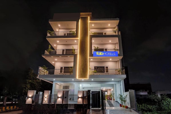 Bagian depan properti - sore/malam