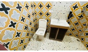Quarto luxo | Banheiro | Chuveiro, chuveiro com efeito de chuva, produtos de toalete grátis