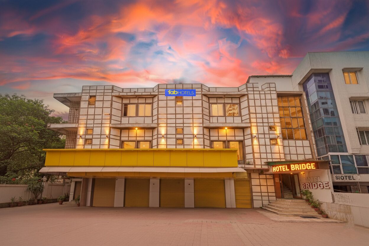 Moderni hotelli, jonka julkisivussa on ruudukkomainen kuvio, useita parvekkeita ja selkeästi näkyvä «Tab Hotels» -kyltti.