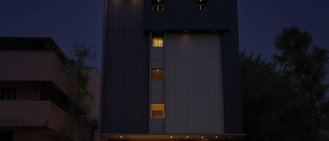 住宿正面 - 傍晚/夜晚