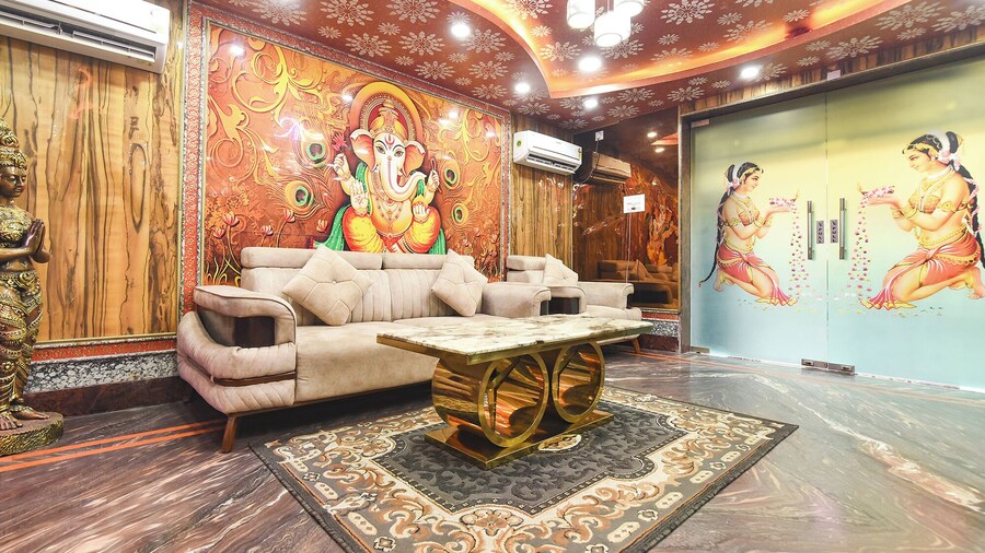Fabhotel Rahi Crown