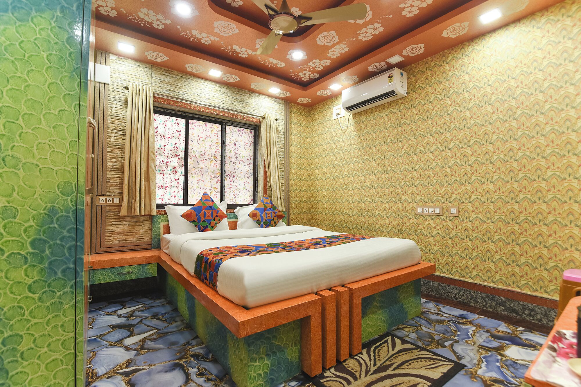 Egyptian cotton sheets, premium bedding, in-room safe, free WiFi