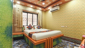 Egyptian cotton sheets, premium bedding, in-room safe, free WiFi