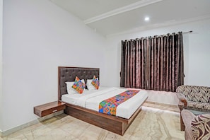 Executive Room | Egyptian cotton sheets, premium bedding, in-room safe, free WiFi - Fabhotel V9 (Calangute)