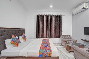 Egyptian cotton sheets, premium bedding, in-room safe, free WiFi - Fabhotel V9 (Calangute)