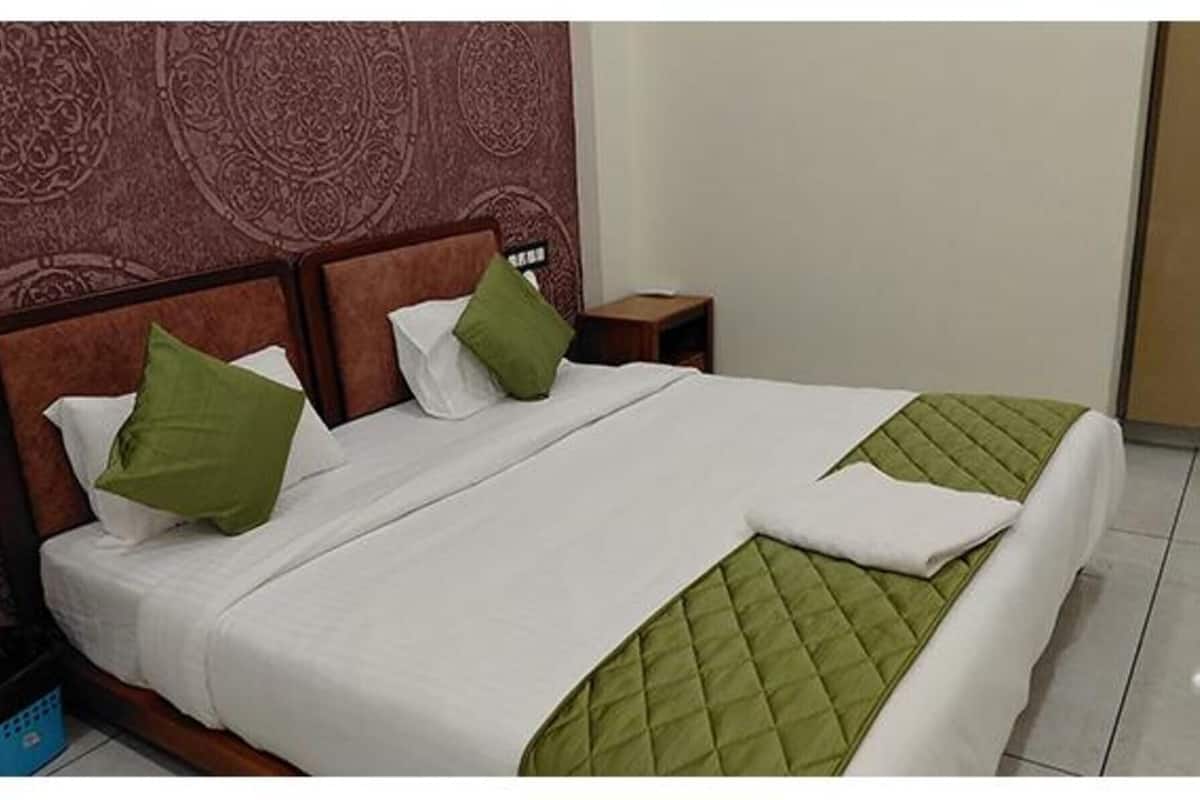 Egyptian cotton sheets, premium bedding, in-room safe, free WiFi