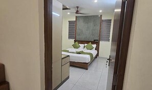 Egyptian cotton sheets, premium bedding, in-room safe, free WiFi