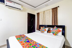 Egyptian cotton sheets, premium bedding, in-room safe, free WiFi
