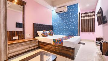 Egyptian cotton sheets, premium bedding, in-room safe, free WiFi