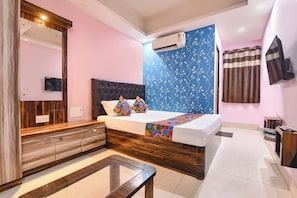 Egyptian cotton sheets, premium bedding, in-room safe, free WiFi