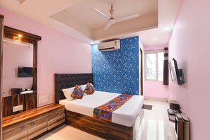Egyptian cotton sheets, premium bedding, in-room safe, free WiFi