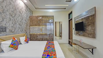 Egyptian cotton sheets, premium bedding, in-room safe, free WiFi