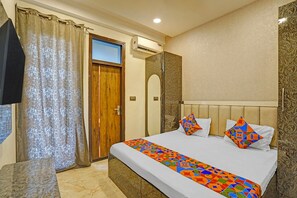 Egyptian cotton sheets, premium bedding, in-room safe, free WiFi