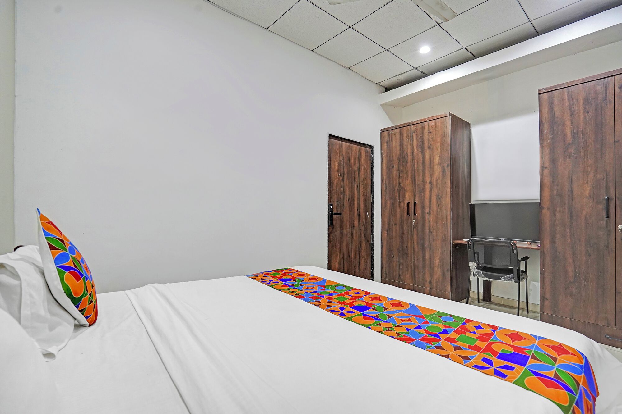 ملاءات من القطن المصري وأغطية فراش متميزة وخزنة داخل الغرفة