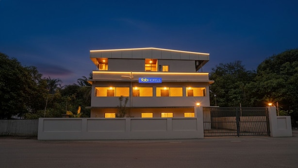 Een modern gebouw met een bord waarop 