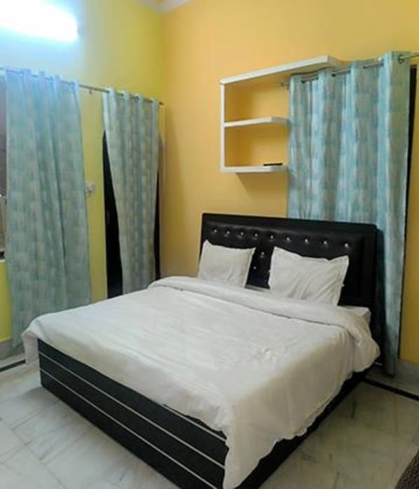 Egyptian cotton sheets, premium bedding, in-room safe, free WiFi