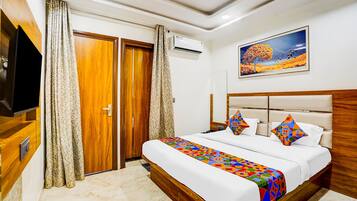 Egyptian cotton sheets, premium bedding, in-room safe, free WiFi