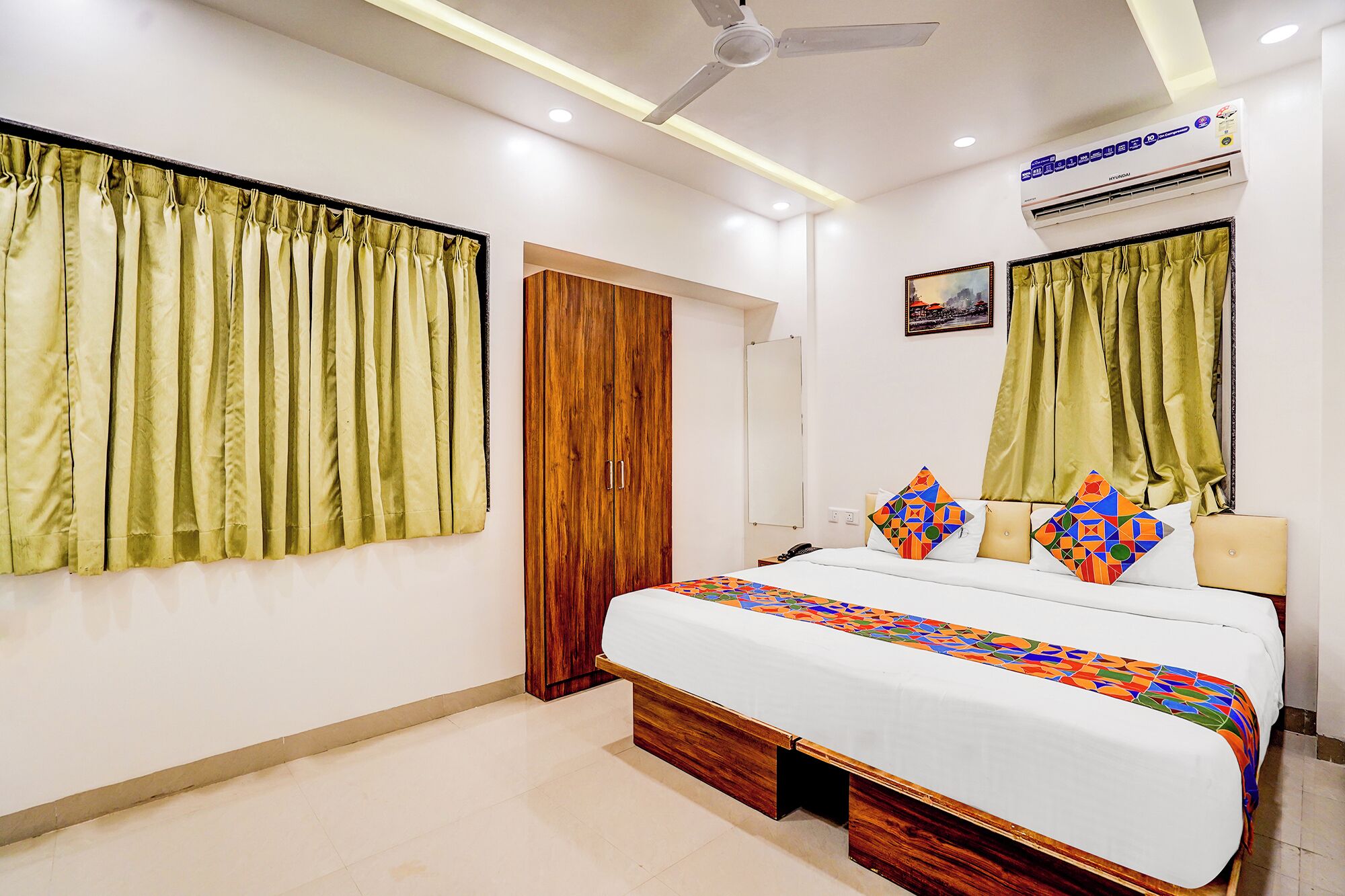 ملاءات من القطن المصري وأغطية فراش متميزة وخزنة داخل الغرفة