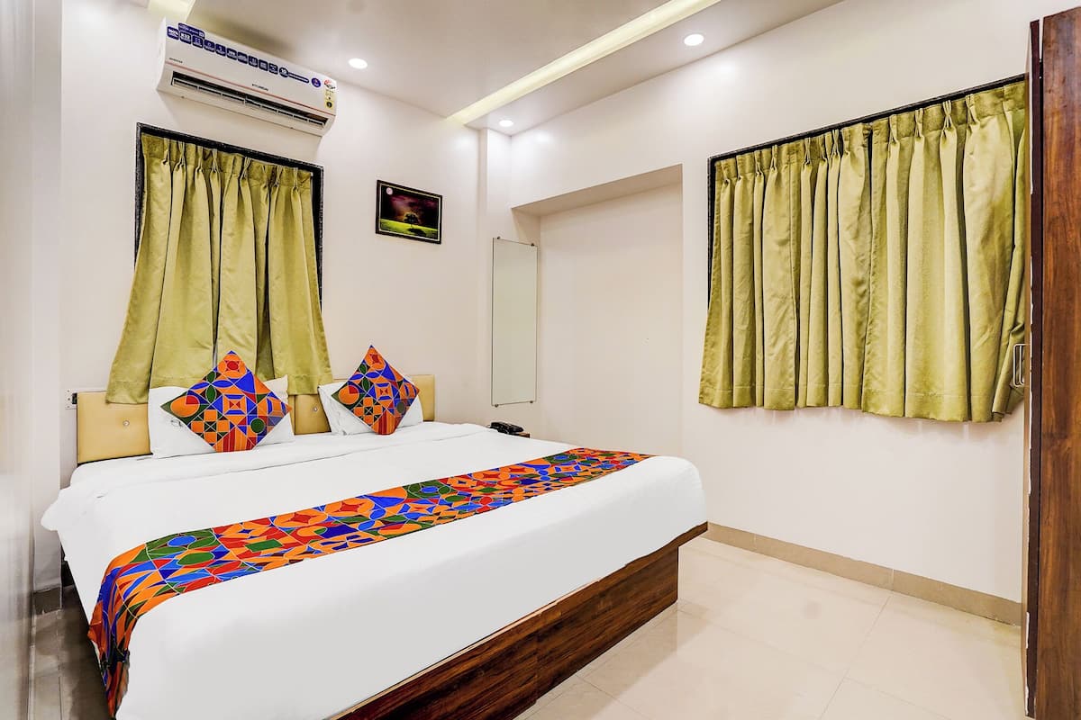 Egyptian cotton sheets, premium bedding, in-room safe, free WiFi