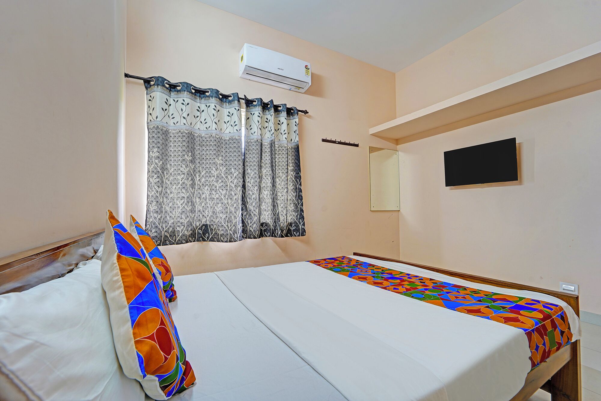 Egyptian cotton sheets, premium bedding, in-room safe, free WiFi