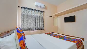 Egyptian cotton sheets, premium bedding, in-room safe, free WiFi